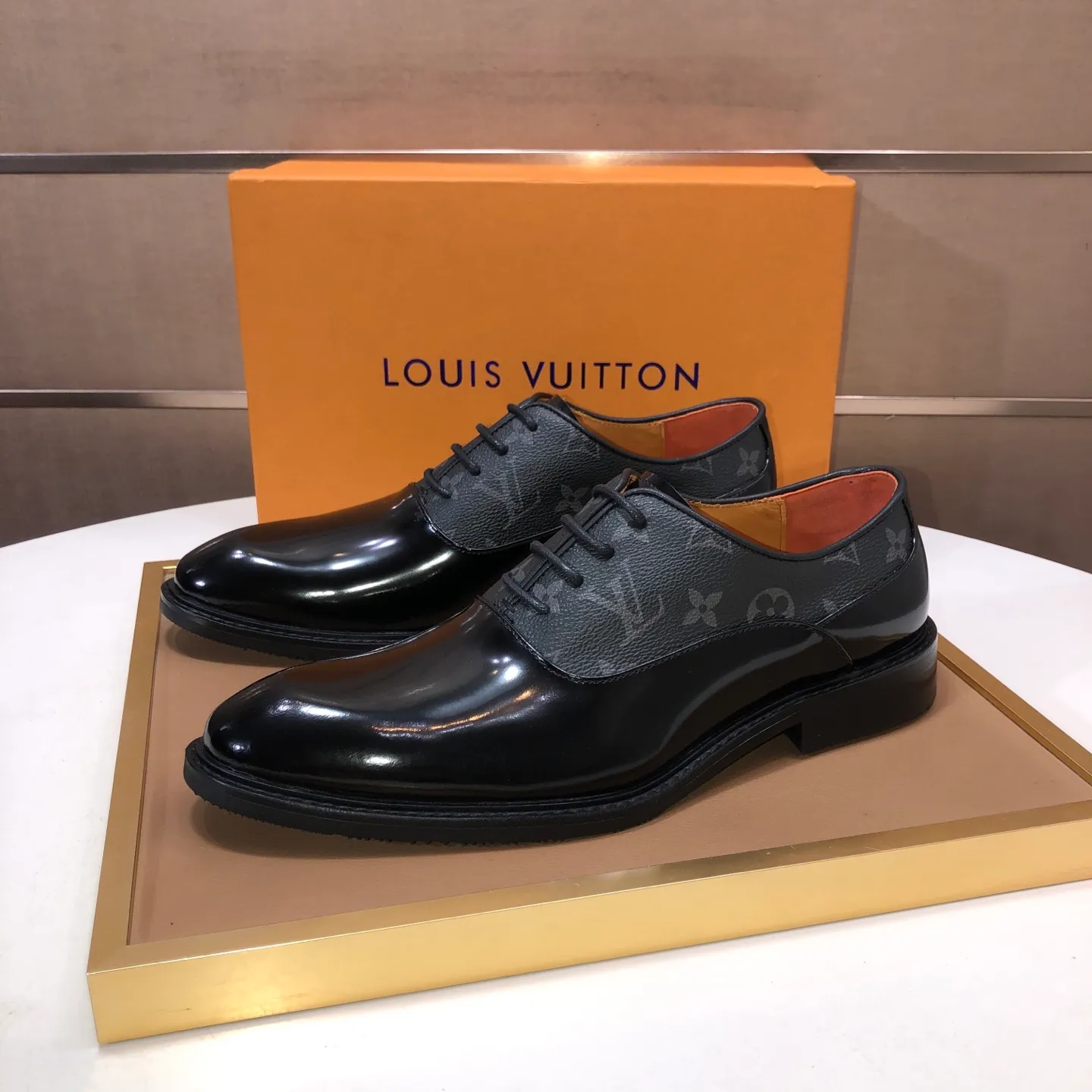 Men's men's shoes💰460💰【LV】(sheepskin lining) formal men's shoes! The high-end formal wear style is luxurious and elegant, with both practicality and style. We pay special attention to quality and details. The original version at the counter is 1:1 ultra-accurate replica👍🏻 The shoe last, leather, workmanship and comfort are not inferior! Material: imported cowhide upper, soft first layer of sheepskin! Code number: 38-45 (45 customized)